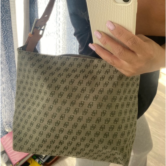 Dooney & Bourke Handbags - ❤️🍾🎁HOBO Dooney Bourke signature bag beautiful